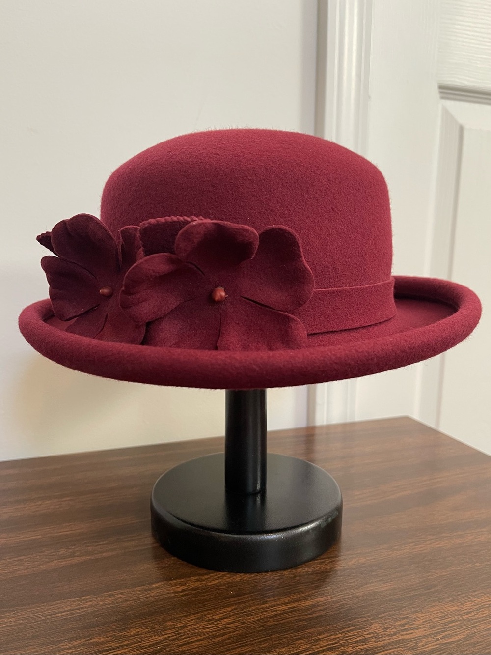 VTG Burgundy Liz Claiborne 100% Wool Cloche Hat with 3D Floral Accent & Hat Box - Picture 7 of 9